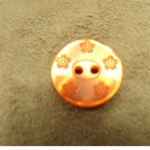 bouton acrylique motif fleur orange foncé ,18 mm,de belle qualité