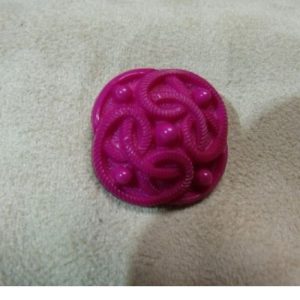 BOUTON ACRYLIQUE EFFET PASSEMENTERIE ROSE FUSCHIA,de belle qualité