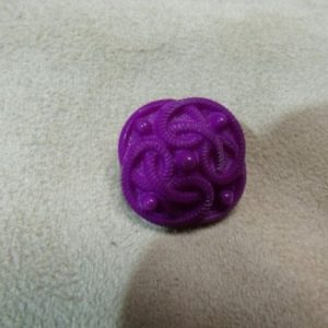 BOUTON ACRYLIQUE EFFET PASSEMENTERIE VIOLET, de belle qualité