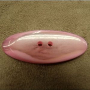 BOUTON / BÛCHETTE à 2 TROU ROSE fuchsia ,LONGUEUR: 4,5 cm / LARGEUR: 1,7 cm