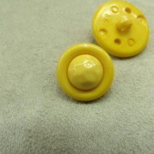 BOUTON acrylique composé sur fond jaune