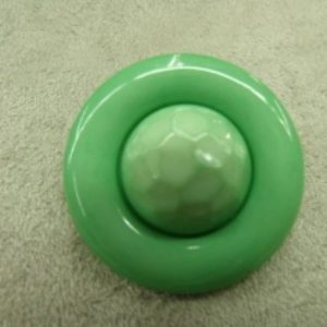 bouton acrylique composé sur fond vert, 28 mm,de belle qualité