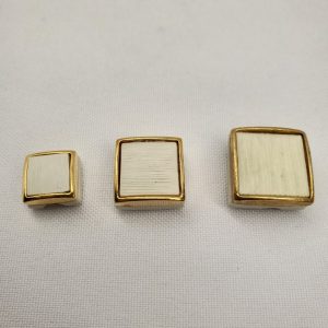 Bouton Acrylique Carré – Crème & Or – Finition Haute Qualité