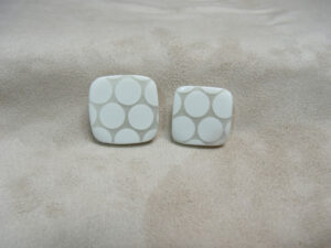 BOUTON CARRE ACRYLIQUE- BLANC