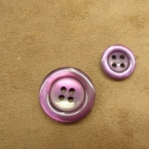 bouton acrylique violet ,à 4 trous ,effet nacré, 22 mm,de belle qualité