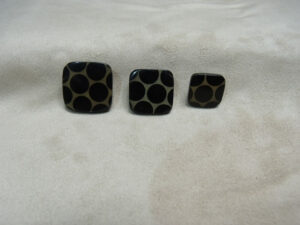 BOUTON ACRYLIQUE-DORE
