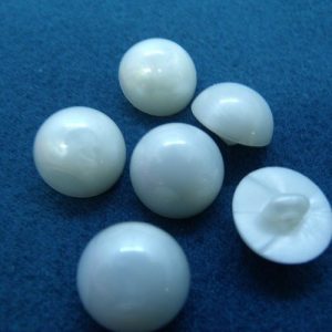 bouton acrylique demi sphere blanc nacré VENDU PAR LOT DE 6