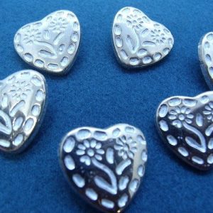 bouton acrylique motif coeur blanc et argent ,25 mm, vendu par 6