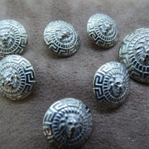 bouton acrylique argent motif lion VENDU PAR LOT DE 6