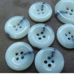 bouton blanc casse et marbré à 4 trous VENDU PAR LOT DE 6
