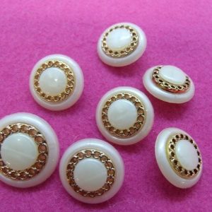 bouton acrylique composé blanc cassé et or VENDU PAR LOT DE 6