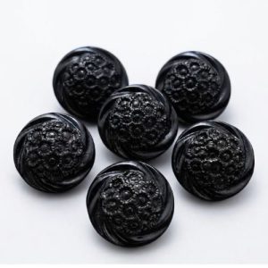 Bouton acrylique marron transparent relief ciselé 18 mm – lot de 6