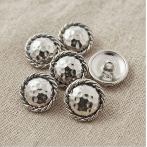 Lot de 6 boutons acryliques argentés martelé et bordure tressée – 17 mm