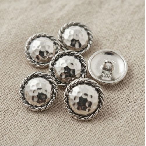 Lot de 6 boutons acryliques argentés martelé et bordure tressée – 17 mm