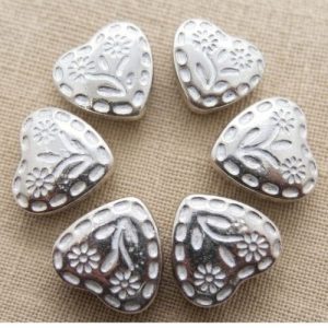Lot de 6 boutons acryliques en forme de cœur blanc et argenté floral – 25 mm