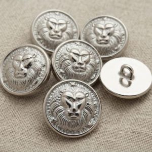 Lot de 6 boutons acryliques argenté brillant tête de lion en relief – 21 mm