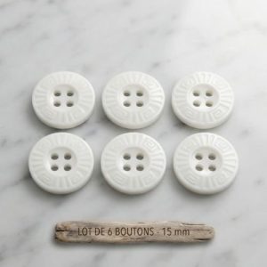 Lot de 6 boutons en acrylique blancs grecque en relief à 4 trous – 15 mm