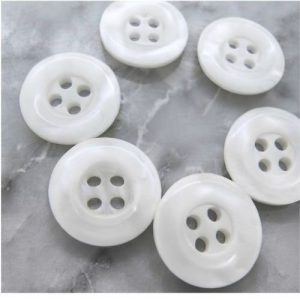 Lot de 6 boutons en acrylique blancs à 4 trous – 15 mm