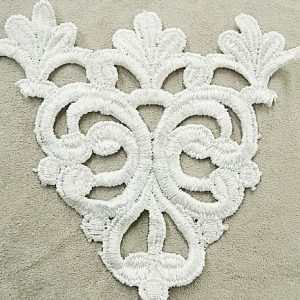 INCRUSTATION TRIANGLE BRODE BLANC