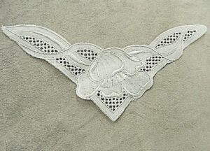 fine incrustation en broderie anglaise blanche