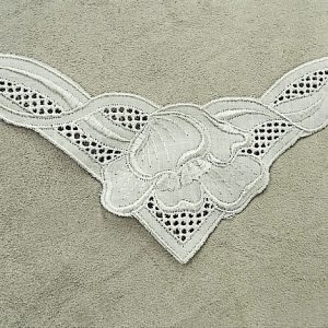 fine incrustation en broderie anglaise blanche