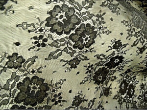 DENTELLE DE CALAIS EN LAIZE MOTIF BOUQUET FLORAL SURBRODÉE TULLE NOIR