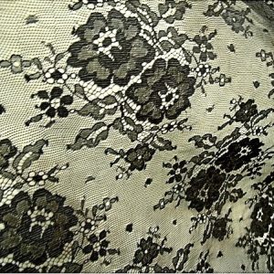 DENTELLE DE CALAIS EN LAIZE MOTIF BOUQUET FLORAL SURBRODÉE TULLE NOIR