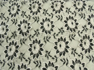 DENTELLE DE CALAIS-140cm- GRIS ET NOIR MOTIF fleurs