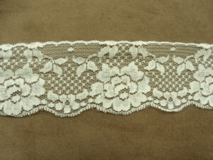 DENTELLE DE CALAIS- 5.5cm-blanc cassée - brodée sur tulle