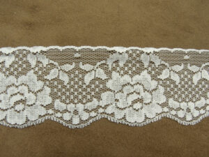DENTELLE DE CALAIS- 5.5cm-BLANCHE-brodée sur tulle