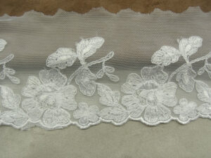 DENTELLE DE CALAIS- 10 cm- BLANCHE- brodée sur tulle