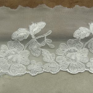 DENTELLE DE CALAIS- 10 cm- BLANCHE- brodée sur tulle