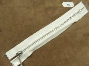 FERMETURE METALIQUE- 15cm-BLANCHE- A TIRETTE