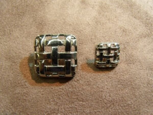 BOUTON CARRE OUVERT- ARGENT