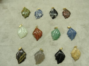 PENDENTIF MOTIF FEUILLE- PHOTO DE PRESENTATION