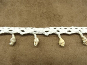 RUBAN FANTAISIE EN COQUILLAGE- 3 cm- monté SUR RUBAN BRODE