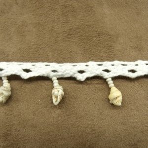 RUBAN FANTAISIE EN COQUILLAGE- 3 cm- monté SUR RUBAN BRODE