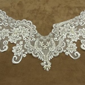 JOLI INCRUSTATION BLANCHE - Brodée sur voile