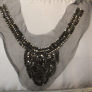col V à coudre perles et cubes gris/bronze