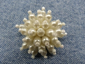 joli BROCHE multi perlé nacré