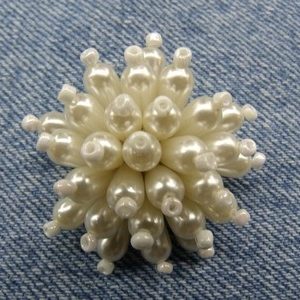 joli BROCHE multi perlé nacré