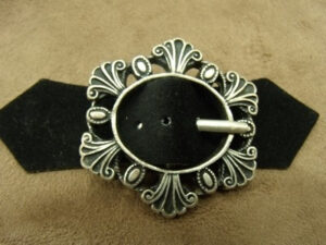 BOUCLE DÉCORATIVE NOIR & ARGENT vieillit