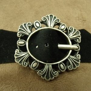 BOUCLE DÉCORATIVE NOIR & ARGENT vieillit