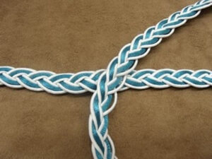 RUBAN FANTAISIE tressé- fond blanc bleu turquoise