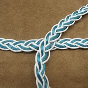 RUBAN FANTAISIE tressé- fond blanc bleu turquoise