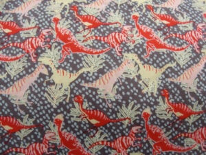 tissu coton imprimé dinosaure rose et rouge