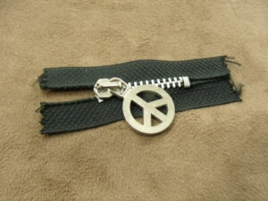 PETITE FERMETURE NOIR - MOTIF: PEACE AND LOVE