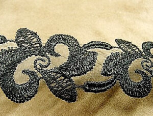 BRODERIE SUR VOILE noire