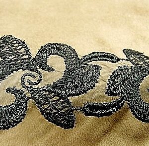 BRODERIE SUR VOILE noire