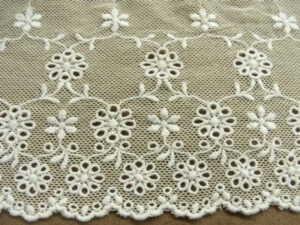 DENTELLE sur maille crême - 13 cm- brodée blanc